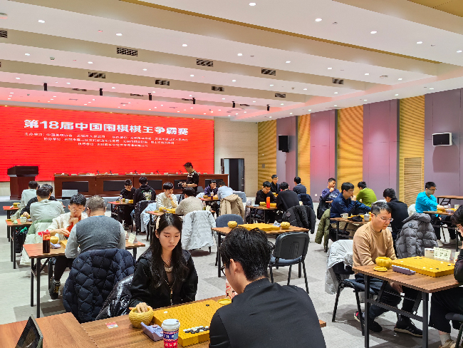 棋手在比賽中。人民網(wǎng)記者 李乃妍攝