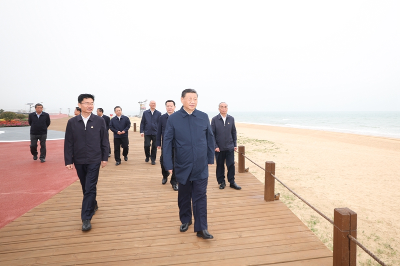 2024年5月22日，習(xí)近平總書記在山東日照陽光海岸綠道考察。