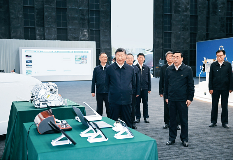 2024年10月17日至18日，中共中央總書記、國家主席、中央軍委主席習近平在安徽考察。這是17日下午，習近平在合肥濱湖科學城察看安徽省重大科技創(chuàng)新成果集中展示。 新華社記者 謝環(huán)馳/攝