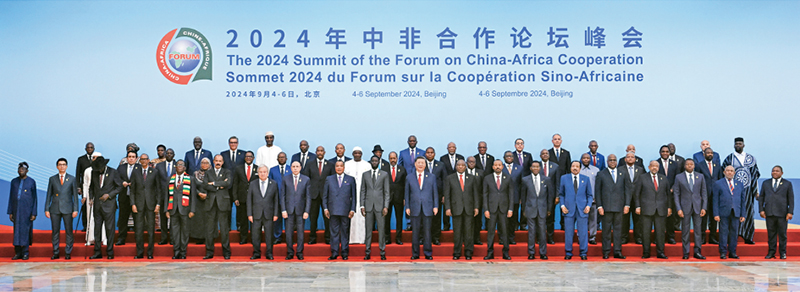 2024年9月5日上午，國家主席習近平在北京人民大會堂出席中非合作論壇北京峰會開幕式并發(fā)表主旨講話。這是開幕式前，習近平同出席峰會的外方領(lǐng)導(dǎo)人集體合影。 新華社記者 饒愛民/攝