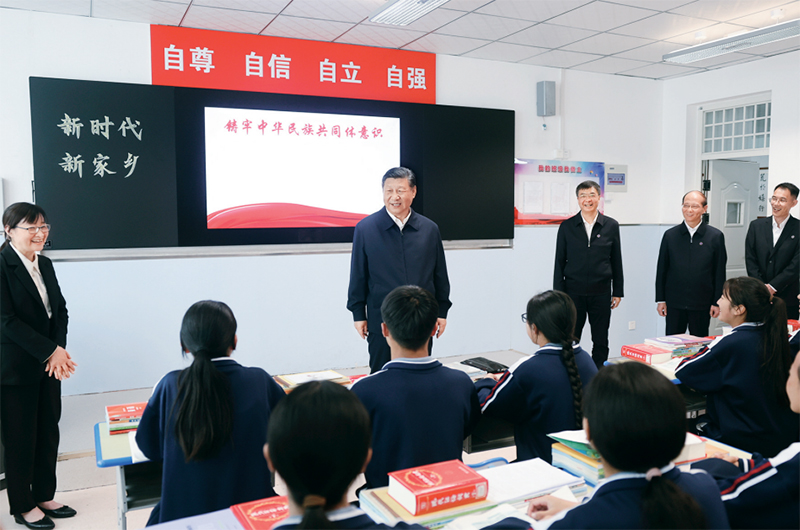 2024年6月18日至19日，中共中央總書記、國家主席、中央軍委主席習近平在青?？疾?。這是18日下午，習近平在果洛西寧民族中學高一（1）班觀摩“新時代、新家鄉(xiāng)”主題思政課。 新華社記者 鞠鵬/攝