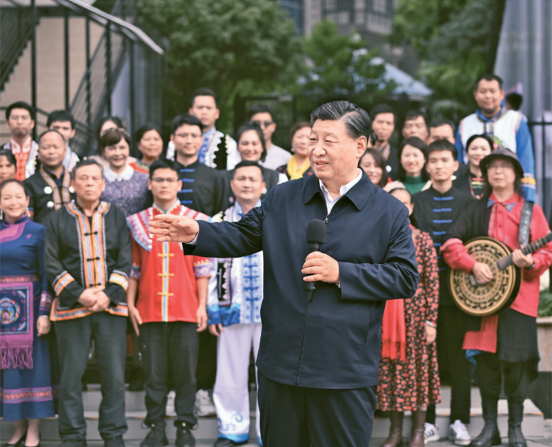 2023年12月14日至15日，中共中央總書記、國家主席、中央軍委主席習近平在廣西考察。這是14日上午，習近平在南寧市良慶區(qū)蟠龍社區(qū)考察時，同社區(qū)各族群眾親切交流。 新華社記者 燕雁/攝