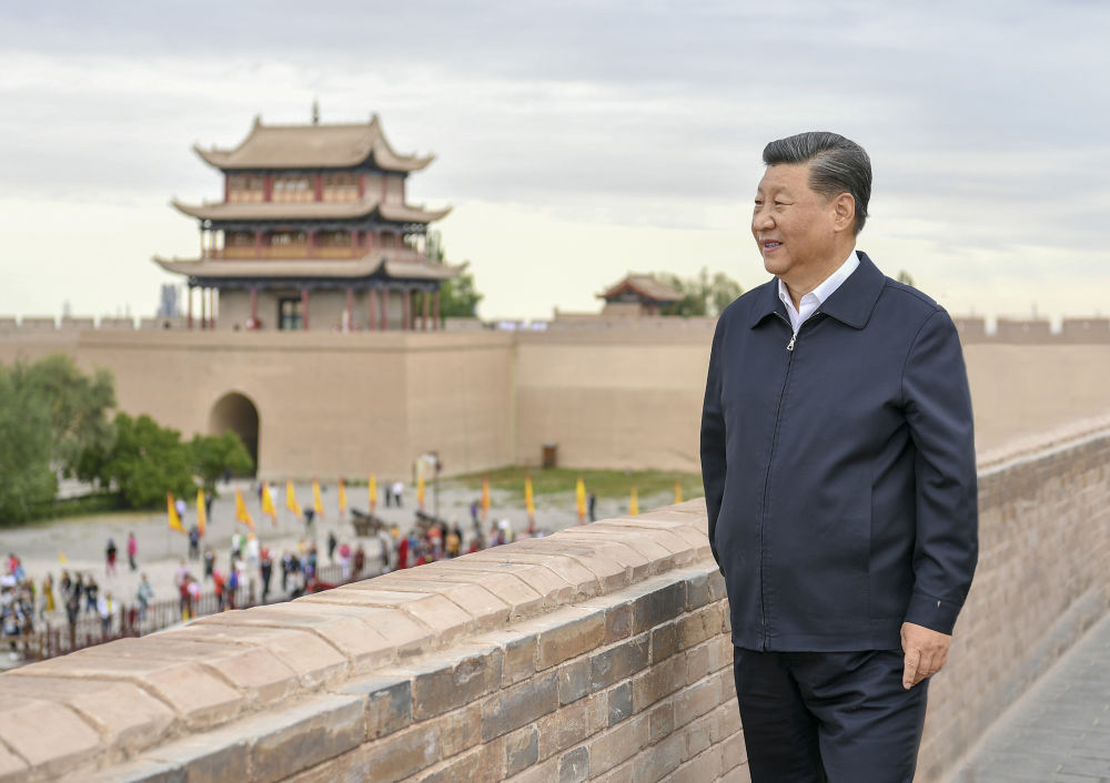 2019年8月20日上午，習(xí)近平總書記來到嘉峪關(guān)關(guān)城，登上城樓察看關(guān)城整體面貌，聽取河西走廊長城、關(guān)隘歷史文化情況介紹。新華社記者 謝環(huán)馳 攝
