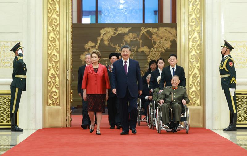 △2024年9月29日，中華人民共和國國家勛章和國家榮譽稱號頒授儀式在北京人民大會堂金色大廳隆重舉行。習近平總書記同國家勛章和國家榮譽稱號獲得者一同步入會場。