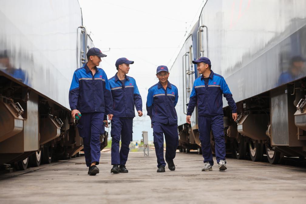 2024年9月9日，來(lái)自中國(guó)、老撾的師徒4人在中老鐵路萬(wàn)象運(yùn)營(yíng)管理中心的機(jī)車(chē)檢修庫(kù)內(nèi)。新華社發(fā)（楊永全攝）