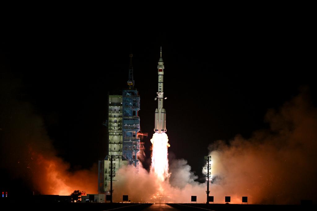 2024年10月30日，搭載神舟十九號(hào)載人飛船的長(zhǎng)征二號(hào)F遙十九運(yùn)載火箭在酒泉衛(wèi)星發(fā)射中心點(diǎn)火發(fā)射。新華社記者李鑫攝