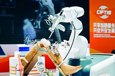 2024年中國國際服務貿(mào)易交易會上展出的人工智能骨科手術機器人。新華社發(fā)