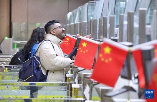 1月2日，國外旅客通過大興機場邊檢站入境。新華社記者 李欣 攝