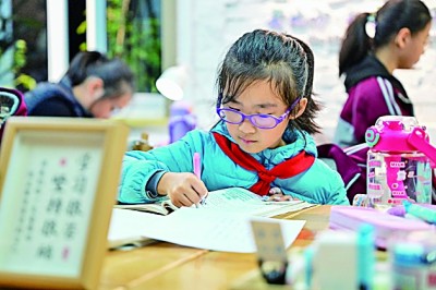 在河南洛陽(yáng)市澗西區(qū)長(zhǎng)安路街道長(zhǎng)安路二社區(qū)共享自習(xí)室內(nèi)，孩子們?cè)趯W(xué)習(xí)。李衛(wèi)超攝/光明圖片