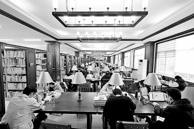 重慶大學圖書館，大學生們正在讀書學習。孫凱芳攝/光明圖片