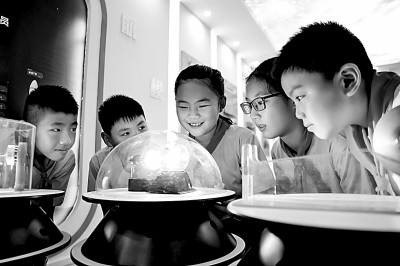 江西省南昌市青云客航天科創(chuàng)空間青少年科普館，孩子們在觀察光壓傳動試驗。鮑贛生攝/光明圖片
