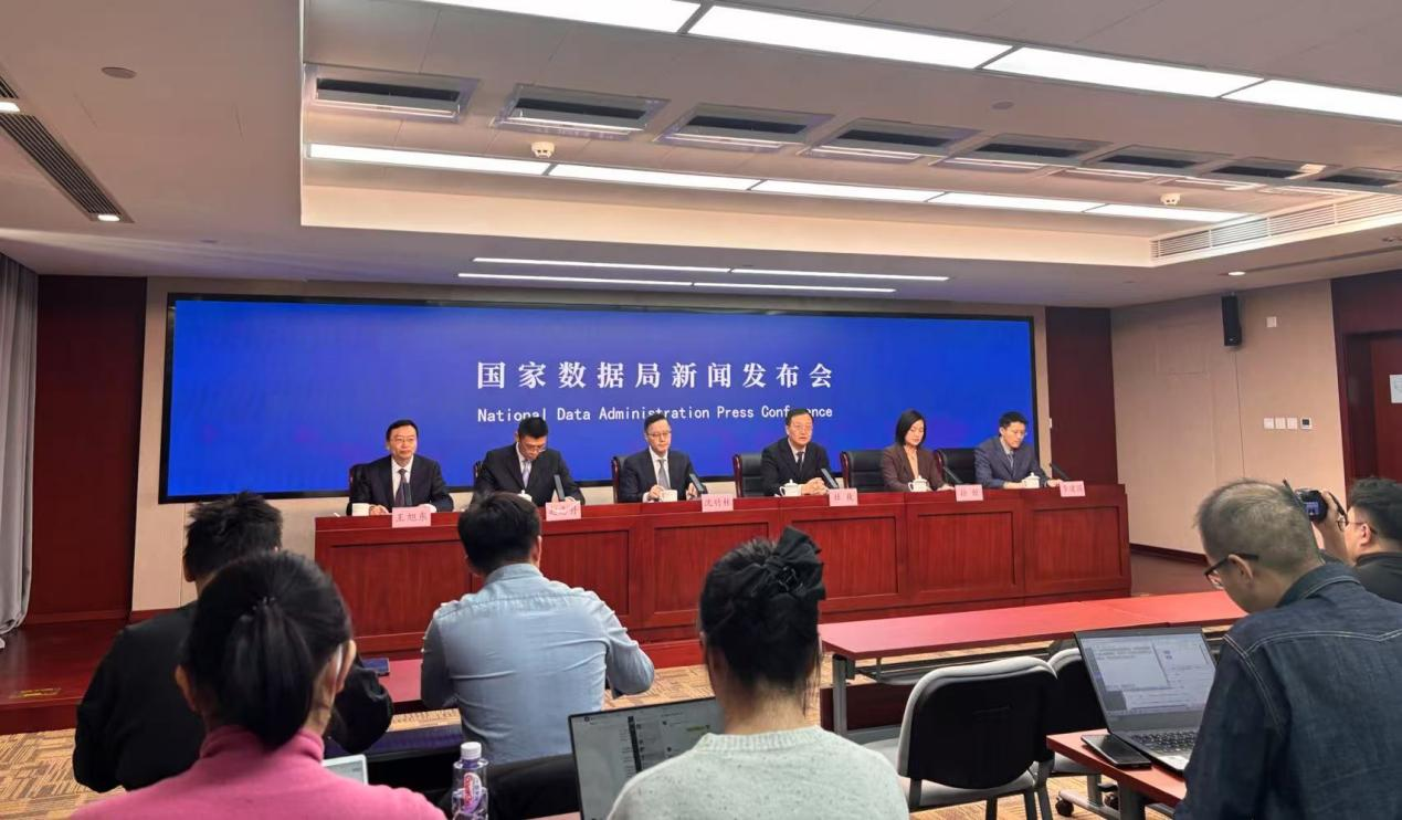 國家數(shù)據局舉辦關于加快推進國家數(shù)據基礎設施建設專題新聞發(fā)布會。人民網記者 許維娜攝