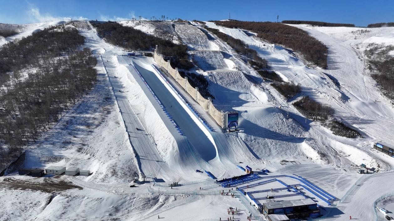 2024-2025賽季國(guó)際雪聯(lián)自由式滑雪和單板滑雪U型場(chǎng)地技巧世界杯比賽場(chǎng)地。人民網(wǎng)記者 李兆民攝