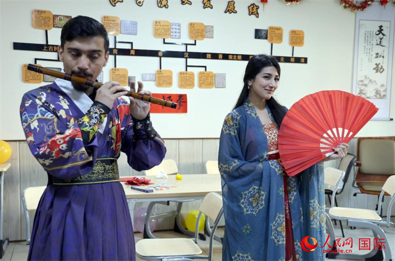 薩拉赫丁大學(xué)中文系學(xué)生們展示才藝。人民網(wǎng)伊納斯·易卜拉欣攝