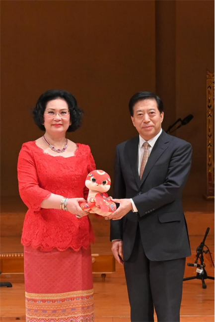 中國駐泰國大使韓志強(qiáng)與國際奧委會(huì)委員、泰國愛樂樂團(tuán)董事會(huì)主席坤仁帕塔瑪共同出席音樂會(huì)。主辦方供圖