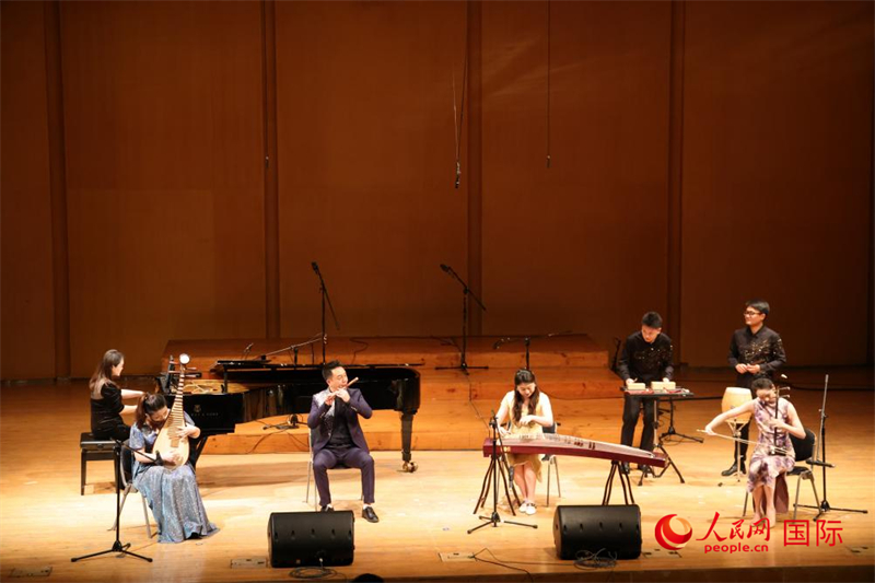 來自云南藝術(shù)學(xué)院的音樂家在演奏《金蛇狂舞》。人民網(wǎng)記者 楊一攝