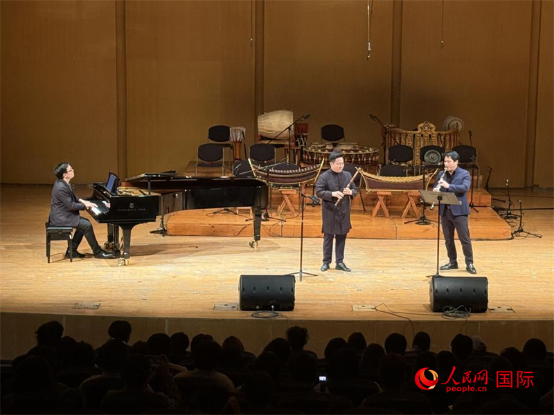 來自泰國東方大學(xué)的音樂家在演奏《敦煌印象》。人民網(wǎng)記者 張矜若攝