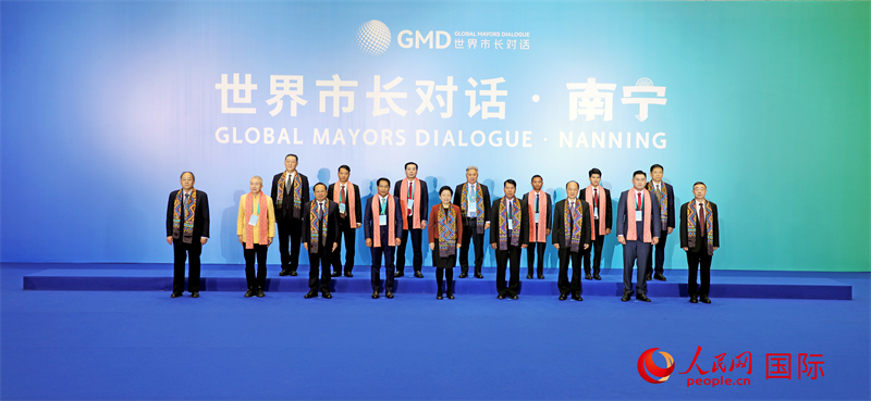 在南寧國(guó)際會(huì)展中心金桂花廳外，參加活動(dòng)的中國(guó)和東盟國(guó)家市長(zhǎng)合影留念。人民網(wǎng)記者 趙益普攝