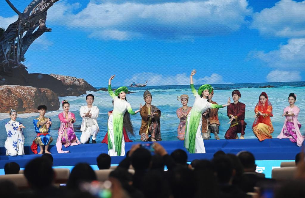 這是1月16日，在南寧國(guó)際會(huì)展中心，演員在“世界市長(zhǎng)對(duì)話·南寧”活動(dòng)間隙表演節(jié)目。新華社記者 陸波岸 攝