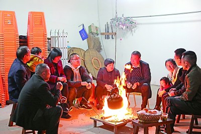 為討論蜜梨產(chǎn)業(yè)發(fā)展事宜，鸕鳥鎮(zhèn)開展“圍爐夜話”。資料圖片