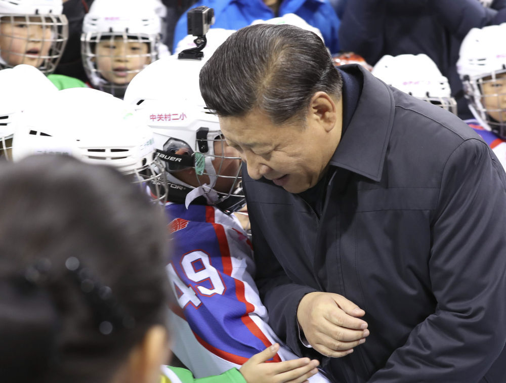 2017年2月24日，習(xí)近平在五棵松體育中心同冰球小隊員“撞肩”互動