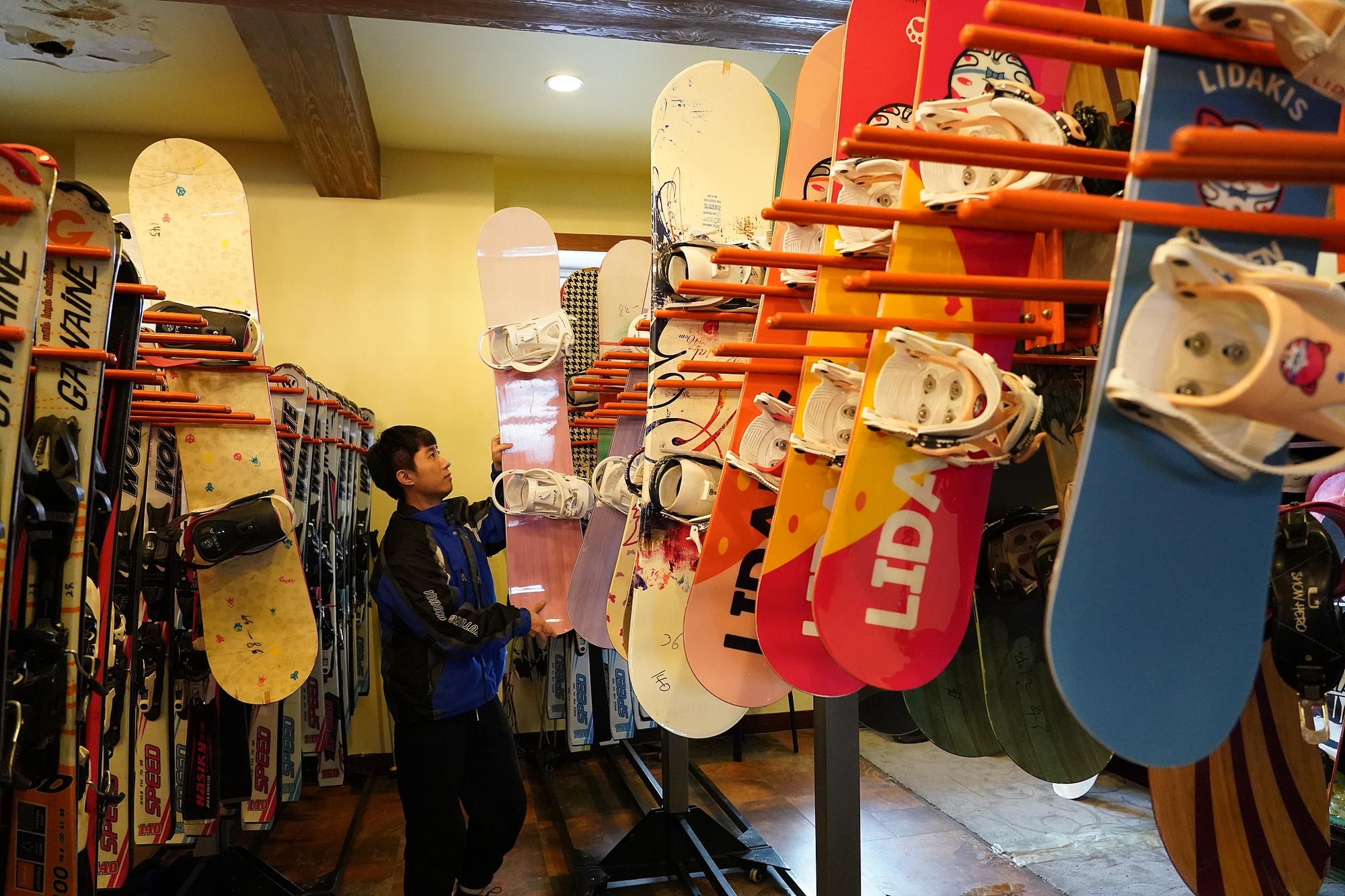 海拉爾滑雪場，工作人員在整理雪具