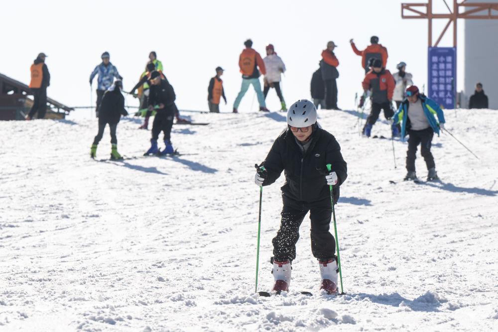 2025年1月5日，游客在湖北宜昌市夷陵區(qū)一滑雪場體驗滑雪