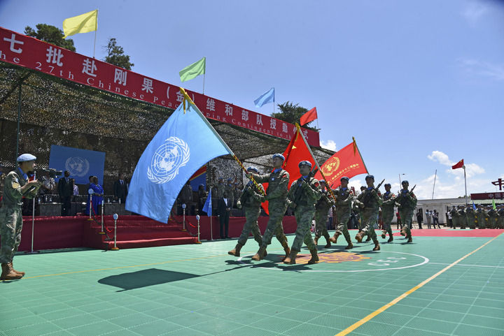 2024年4月9日，在剛果（金）南基伍省布卡武市的中國半島營區(qū)，中國第27批赴剛果（金）維和部隊官兵被授予聯(lián)合國“和平勛章”。新華社發(fā)（中國第27批赴剛果（金）維和部隊供圖）