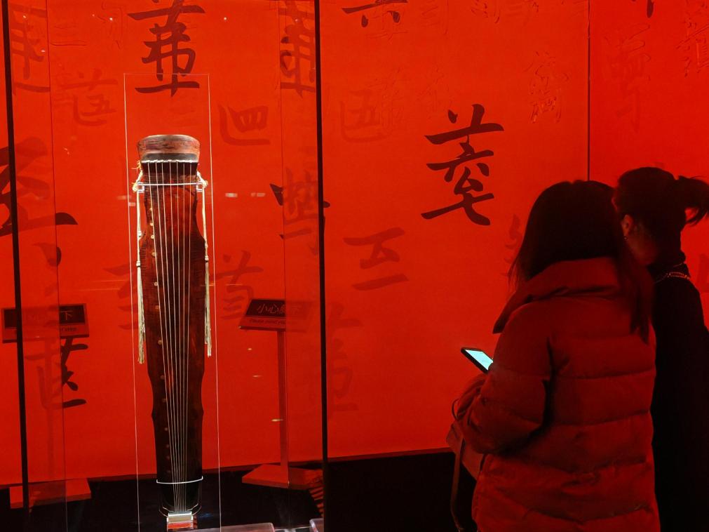近日，在浙江省博物館之江館區(qū)，故宮博物館收藏的唐“大圣遺音”琴在“‘故宮·茶世界’觀茶——茶文化精品展”展出。新華社記者 馮源 攝