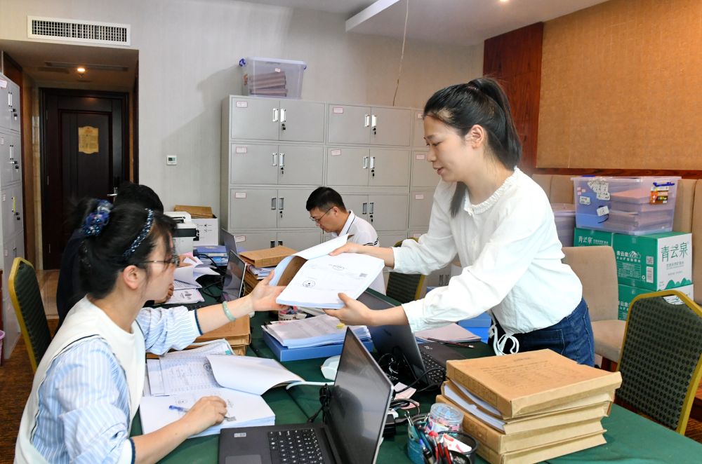福州市委巡察機(jī)構(gòu)對全市法院系統(tǒng)開展提級聯(lián)動交叉巡察。在永泰縣駐地，巡察組工作人員查看財(cái)務(wù)憑證（2024年5月21日攝）。新華社記者 林善傳 攝