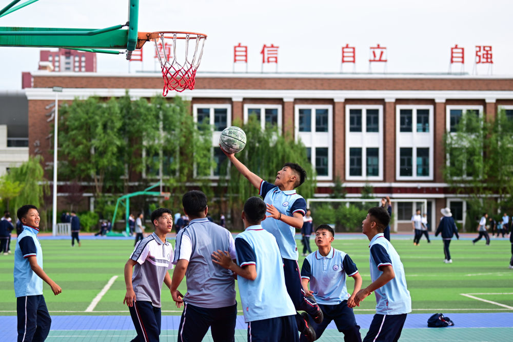 青海果洛西寧民族中學(xué)的學(xué)生在打籃球（2024年6月18日攝）。新華社記者 張龍 攝