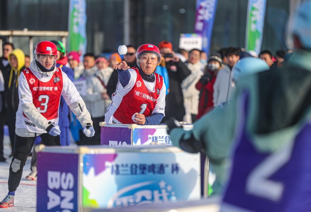 2024年12月30日，選手在“2024—2025遼寧省全民雪合戰(zhàn)冠軍賽”中“打雪仗”。新華社記者 潘昱龍 攝