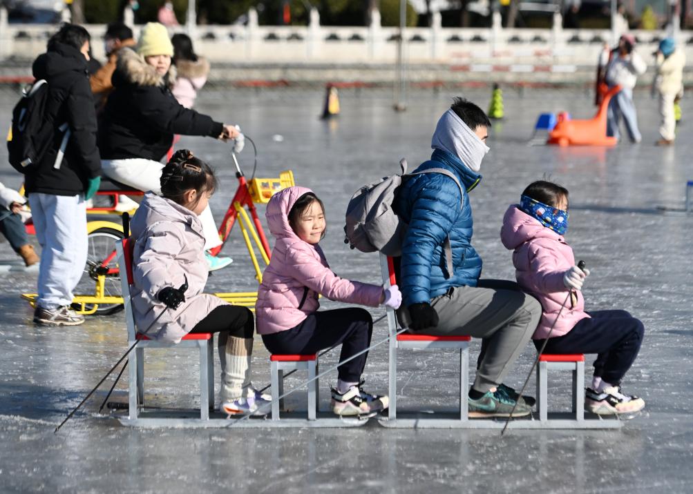 2025年1月19日，在北京什剎海冰場(chǎng)，小朋友和家長(zhǎng)一起體驗(yàn)冰上運(yùn)動(dòng)。新華社記者 張晨霖 攝