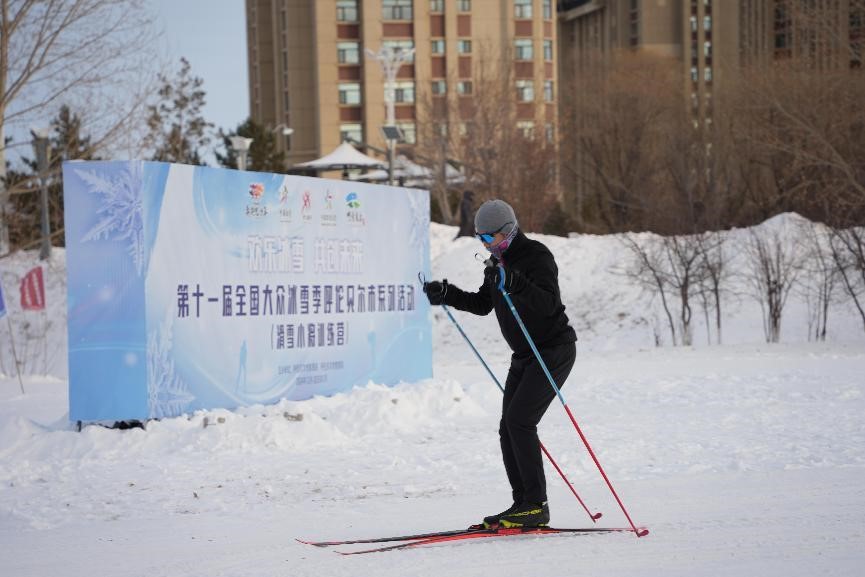 在呼倫貝爾，滑雪愛(ài)好者在城市越野滑雪公園內(nèi)滑雪。人民網(wǎng)記者 苗陽(yáng)攝