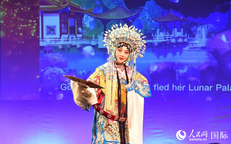 京劇經(jīng)典選段《貴妃醉酒》。人民網(wǎng)記者 殷淼攝
