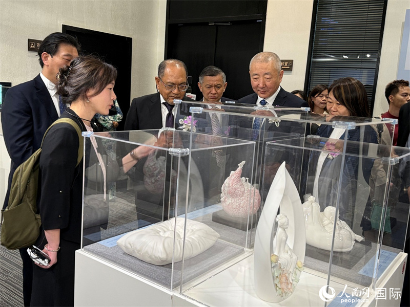 嘉賓在參觀展覽。 人民網(wǎng)記者 章念生攝