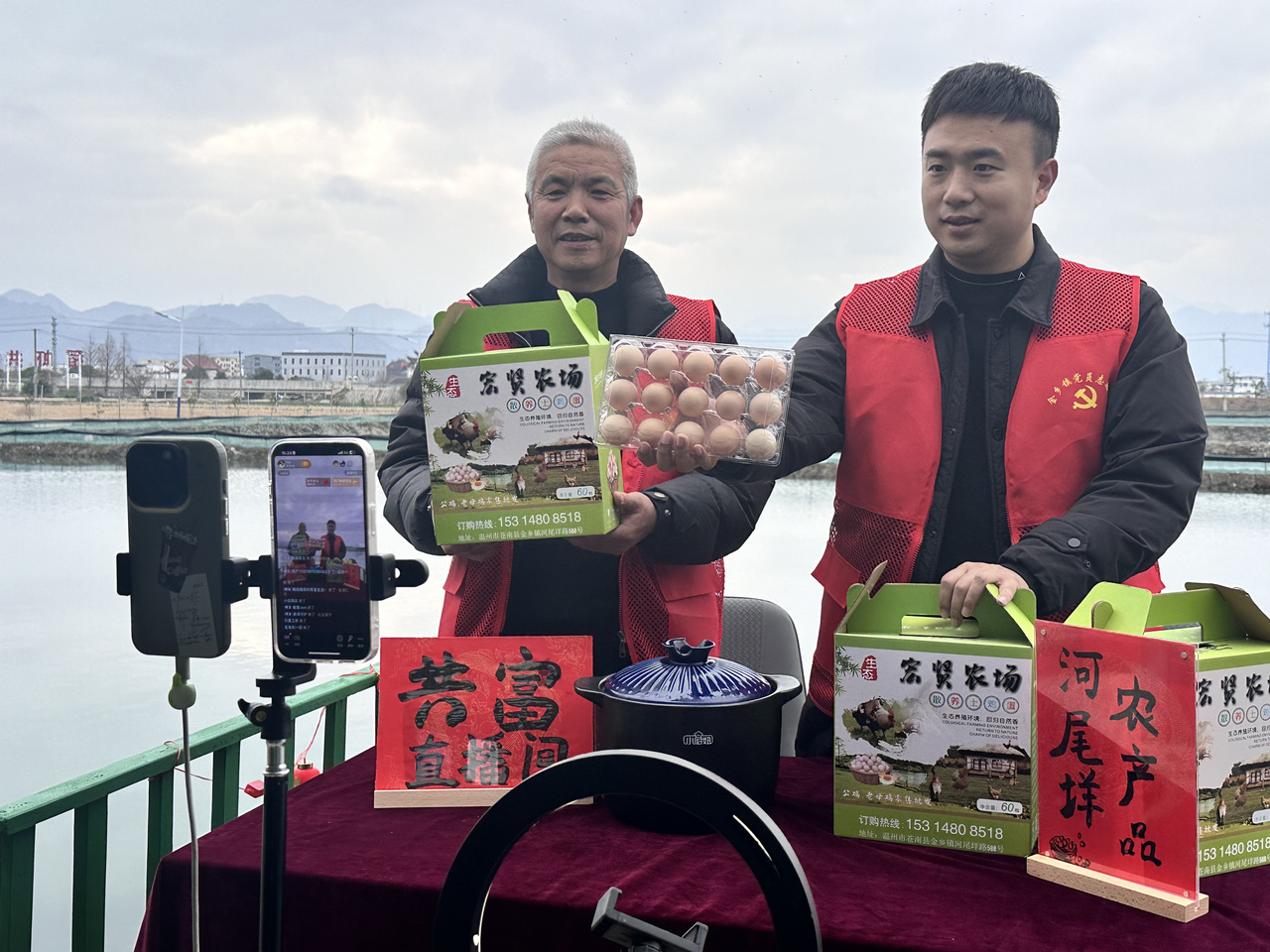 在蒼南金鄉(xiāng)鎮(zhèn)，永興、半浹連、河尾垟?shù)犬斈晔転牡呐R近村落，正連片建設(shè)美麗江南水鄉(xiāng)新景。圖為河尾垟村設(shè)在河邊的“共富直播間”。金鄉(xiāng)鎮(zhèn) 供圖