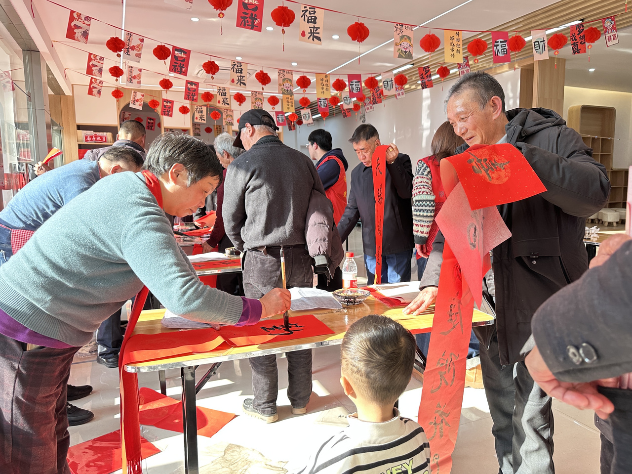 今年春節(jié)前夕，慶元縣濛洲街道同濟新村，一場送春聯(lián)活動熱鬧舉行。慶元縣融媒體中心 供圖