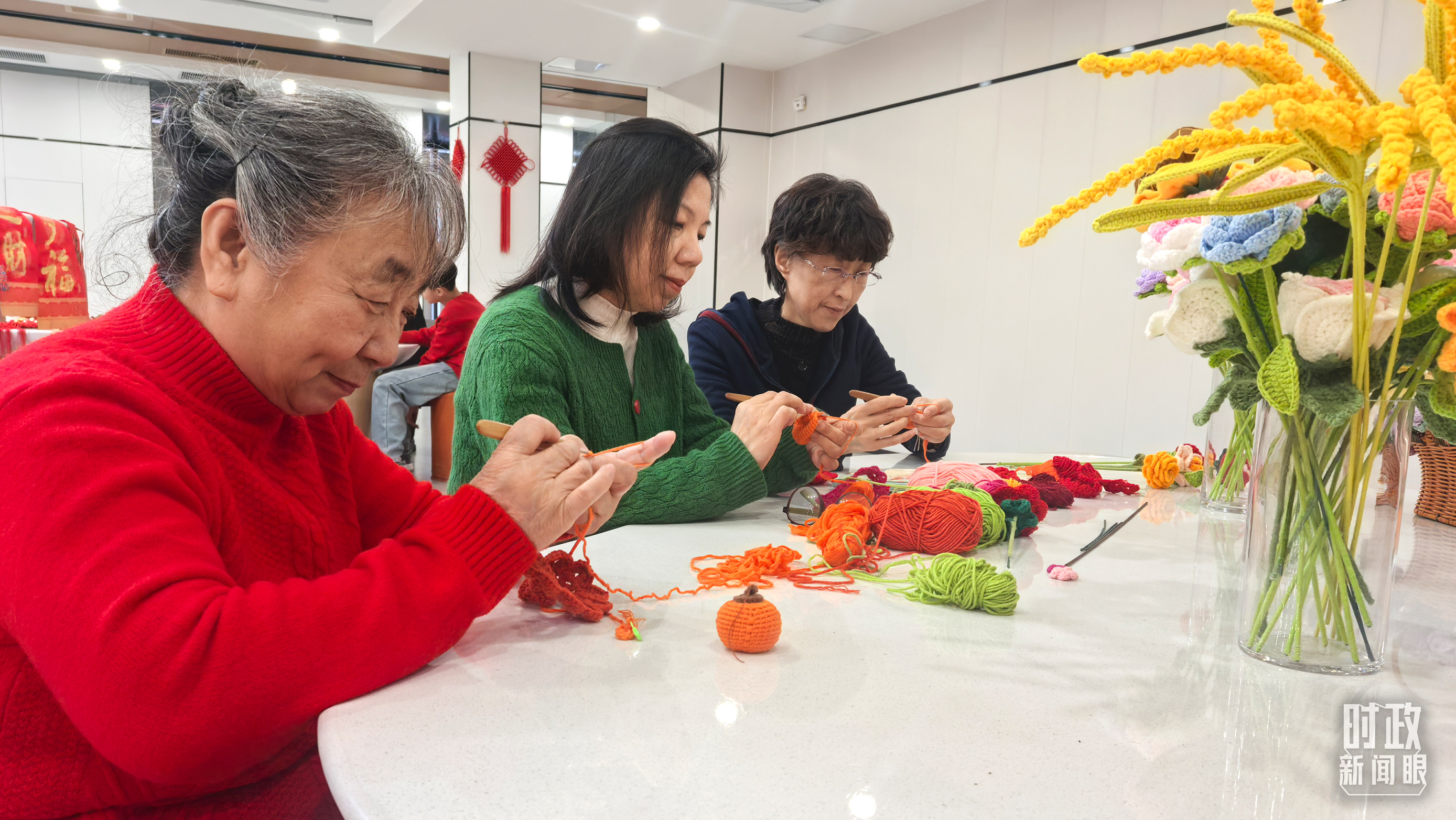 長安社區(qū)黨群服務(wù)中心里，居民們正在制作手工藝品。（總臺(tái)央視記者鐘銳拍攝）