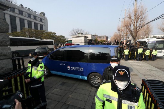 1月21日，尹錫悅乘坐的車輛進(jìn)入韓國(guó)首爾的憲法法院。新華社記者姚琪琳攝