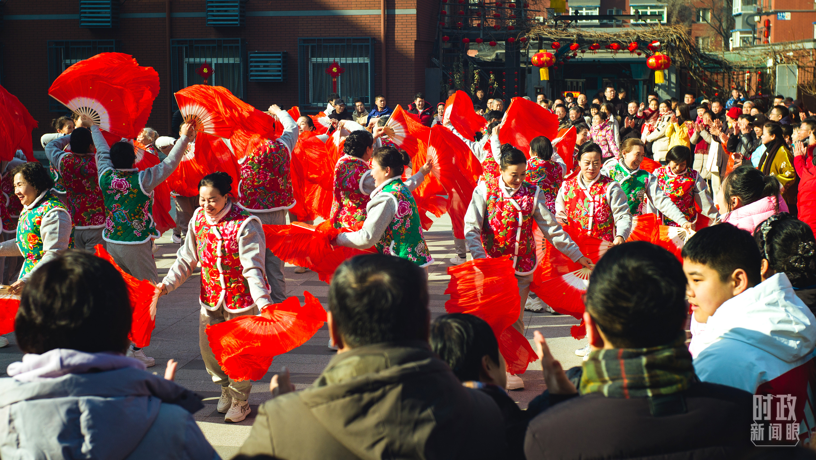 長安小區(qū)文化廣場(chǎng)上，居民們扭起歡快的秧歌。（總臺(tái)央視記者彭漢明拍攝）