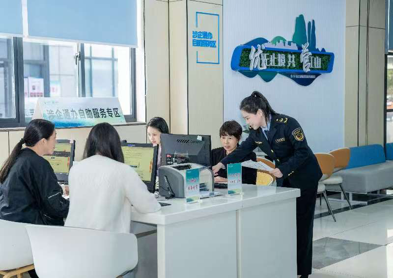 工作人員指導(dǎo)企業(yè)一次性完成信息填報。圖片來源：浙江衢州市市場監(jiān)督管理局