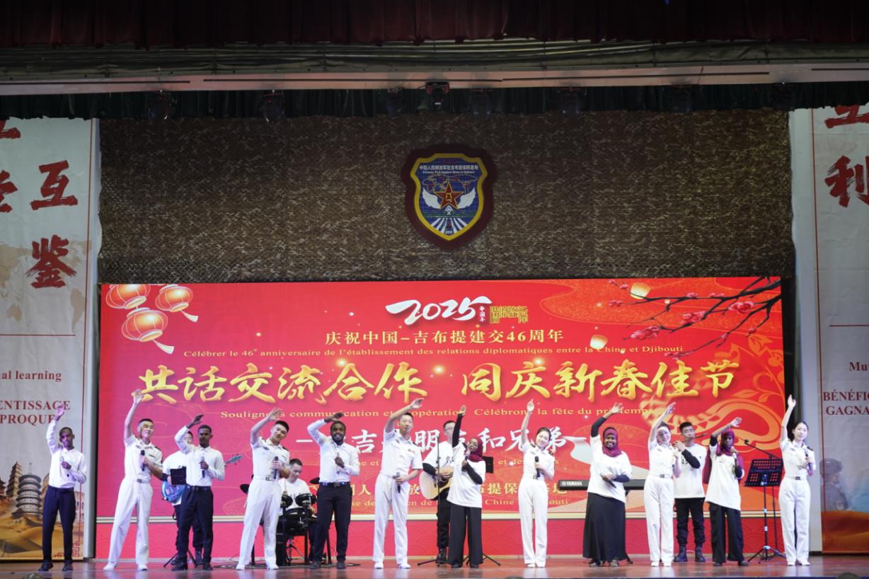 中吉兩國嘉賓合唱《友誼地久天長》。主辦方供圖