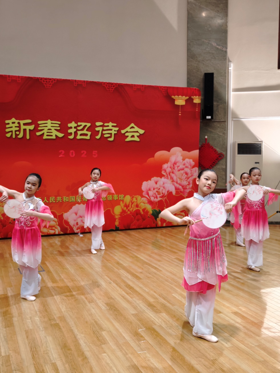 兒童舞蹈表演。中國駐哥德堡總領(lǐng)館供圖