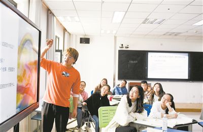 圖為青海民族大學師范學院學生使用互動屏幕進行課堂交流。新華社記者 張龍攝