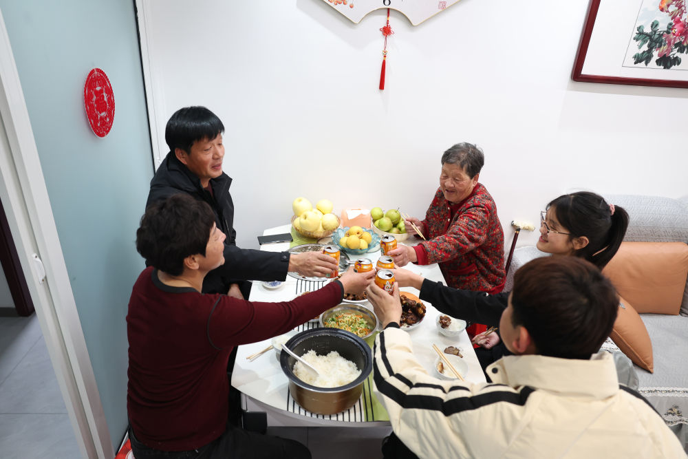 2025年1月22日，遼寧省葫蘆島市綏中縣祝家溝村村民朱西存一家在新房里。新華社記者姚劍鋒 攝
