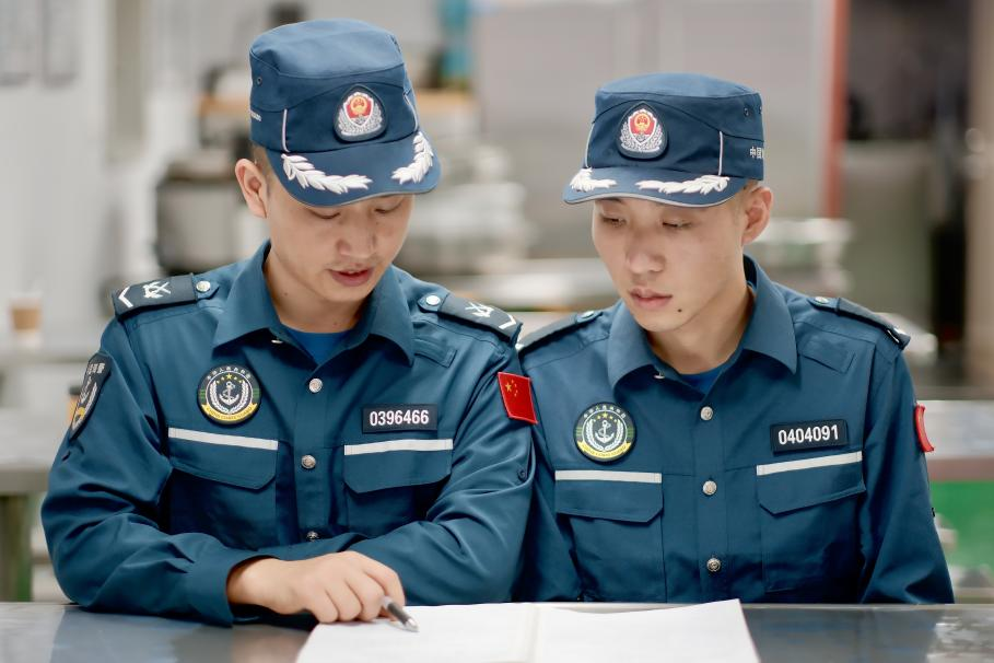 1月27日，中國(guó)海警海鷗艦執(zhí)法員研習(xí)設(shè)備維修保養(yǎng)案例。