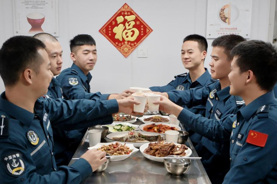 1月28日，在中國(guó)海警海鷗艦上，執(zhí)法員們聚餐慶祝農(nóng)歷春節(jié)。