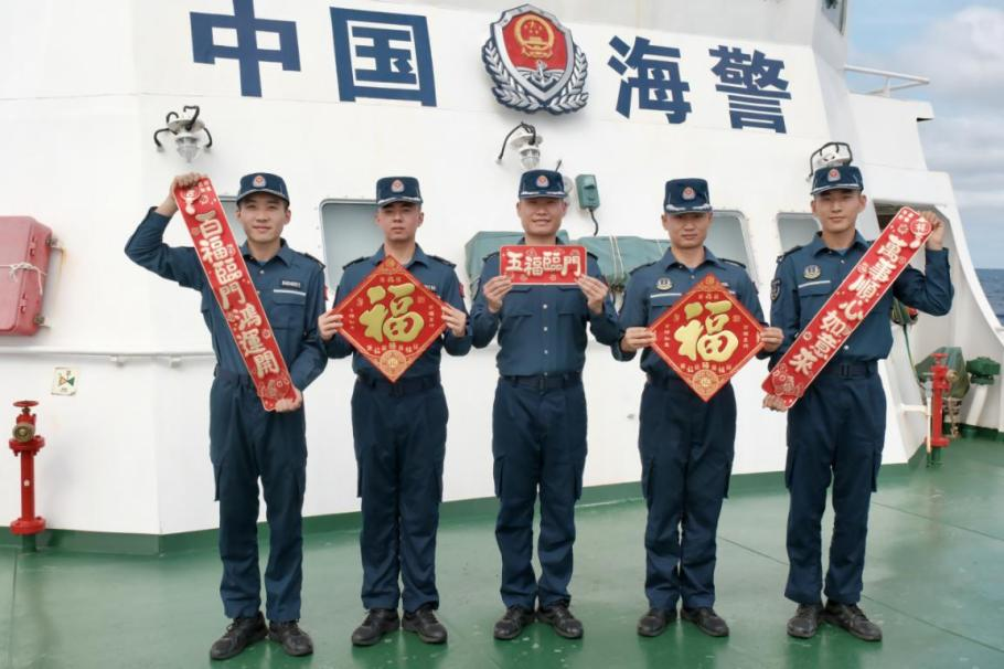 1月27日，中國(guó)海警海鷗艦執(zhí)法員們展示春聯(lián)福字，慶祝農(nóng)歷春節(jié)。