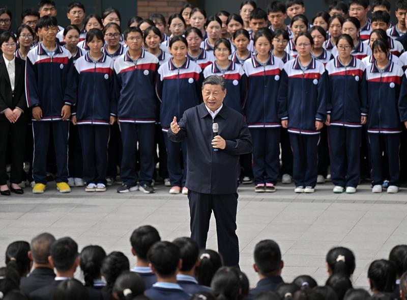 △2024年6月18日，習(xí)近平總書記在青海果洛西寧民族中學(xué)考察時(shí)，同師生們親切交流。